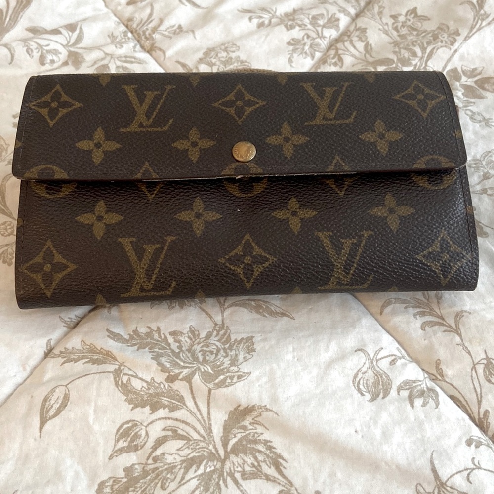 LV Monogram Sarah Wallet ~ Pre-loved Condition